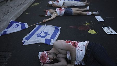 Tüntetők az izraeli kormány lemondását követelik Tel-Avivban 2024. július 6-án