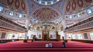 Almanya'da Müslümanlar, DİTİB'in Duisburg'daki camisinde ibadet ediyor, 13 Ekim 2023