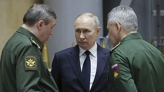 Ο Ρώσος πρόεδρος Βλαντιμίρ Πούτιν συνομιλεί με τον Βαλέρι Γερασίμοφ, αρχηγό του Γενικού Επιτελείου Στρατού, και τον υπουργό Άμυνας Σεργκέι Σοϊγκού. 19 Δεκεμβρίου 2023