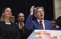 Ο ιδρυτής του ακροαριστερού κόμματος La France Insoumise - LFI - (Ανυπότακτη Γαλλία) Jean-Luc Melenchon εκφωνεί ομιλία στα κεντρικά γραφεία του κόμματος τη νύχτα των εκλογών, Κυριακή 7 Ιουλίου 2024 στο Παρίσι.