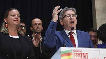 Jean-Luc Melenchon, fundador do partido de extrema-esquerda La France Insoumise - LFI - (França sem Arco), discursa na sede do partido na noite das eleições, domingo, 7 de julho de 2024, em Paris.