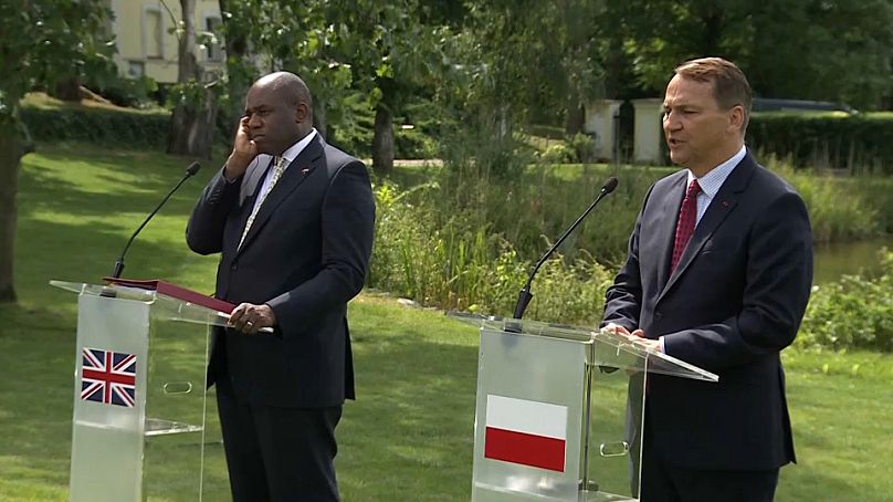 O ministro dos Negócios Estrangeiros do Reino Unido, David Lammy, e o seu homólogo polaco, Radoslaw Sikorski, falam durante uma conferência de imprensa em Chobielin