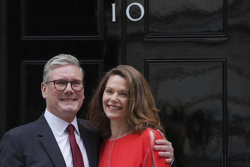 O primeiro-ministro britânico Keir Starmer e a sua mulher Victoria posam para a comunicação social à porta do número 10 de Downing Street, em Londres, a 5 de julho de 2024