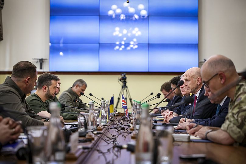 Zelenski reunido con su equipo de seguridad.