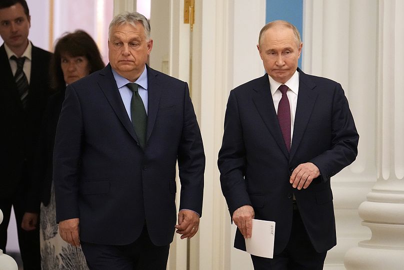 Der russische Präsident Wladimir Putin und der ungarische Ministerpräsident Viktor Orbán auf dem Weg zu einer Pressekonferenz im Anschluss an ihre Gespräche in Moskau 