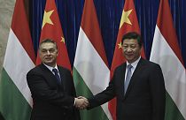 O primeiro-ministro húngaro Viktor Orbán e o Presidente chinês Xi Jinping apertam as mãos antes de uma reunião no Grande Salão do Povo em Pequim.