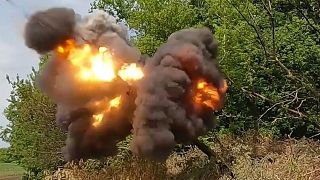 جنود روس يطلقون القذائف النار من مدفع "جياتسينت-بي" عيار 152 ملم على أهداف أوكرانية في موقع لم يكشف عنه في أوكرانيا