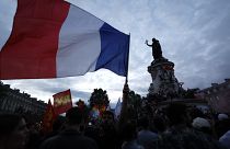 Des personnes se rassemblent sur la place de la République après le second tour des élections législatives.