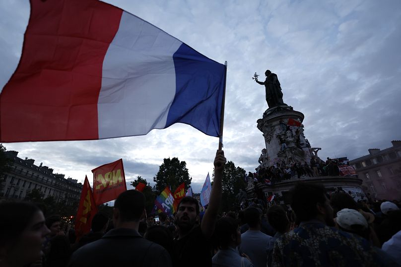Des personnes se rassemblent sur la place de la République après le second tour des élections législatives
