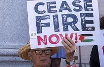 Imagen de una ciudadana estadounidense en Los Ángeles, que asistió a una concentración para pedir un alto el fuego en la Franja de Gaza, a finales de junio de 2024.