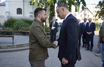 Volodimir Zelenszkij ukrán elnök kezet fog lengyel partnerével, Andzej Dudával Luckban 2023. július 9-én