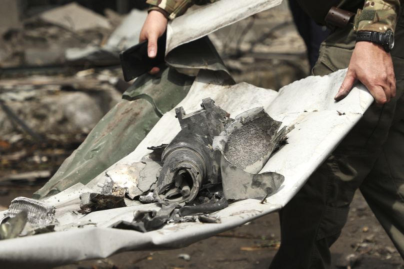 Überreste der Rakete nachdem sie in das wichtigste Kinderkrankenhaus der Ukraine in Kiew einschlug am Montag, den 8. Juli 2024.