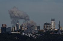 Bir Rus saldırısının ardından Kiev silüeti üzerinde dumanlar yükseliyor, 8 Temmuz 2024 Pazartesi. 