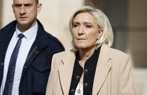 Marine Le Pen egy gyászszertartáson a párizsi Invalidusok épületegyüttes díszudvarán 2024. március 20-án