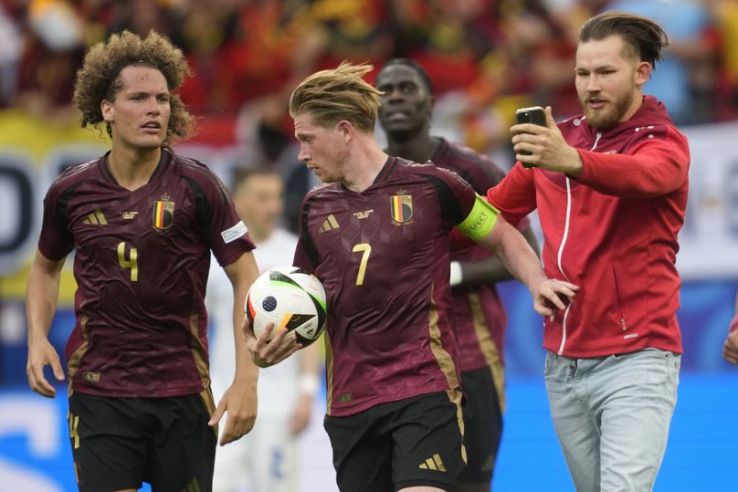 Jovem invade o relvado e tenta tirar fotografia com Kevin De Bruyne
