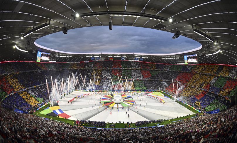 La cerimonia di apertura di Euro 2024 a Monaco dove la finta mascotte ha fatto irruzione