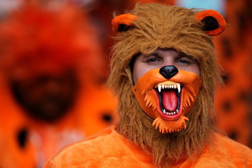 Ein Fan jubelt seiner niederländischen Mannschaft vor dem Viertelfinalspiel zwischen den Niederlanden und der Türkei bei der Fußball-Europameisterschaft 2024 in Berlin.