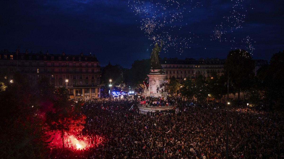 Pessoas reúnem-se na praça da República após a segunda volta das eleições legislativas, domingo, 7 de julho de 2024, em Paris