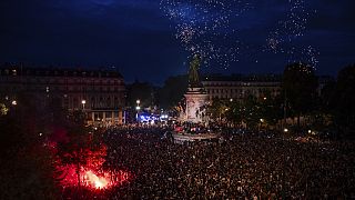 Pessoas reúnem-se na praça da República após a segunda volta das eleições legislativas, domingo, 7 de julho de 2024, em Paris