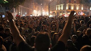 أشخاص يتجمعون في ساحة الجمهورية بعد الجولة الثانية من الانتخابات التشريعية، الأحد 7 يوليو 2024، في باريس. 
