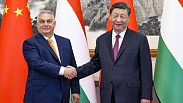 El primer ministro húngaro, Viktor Orban, estrecha la mano del presidente chino, Xi Jinping, antes de una reunión en Pekín, el lunes 8 de julio de 2024. 