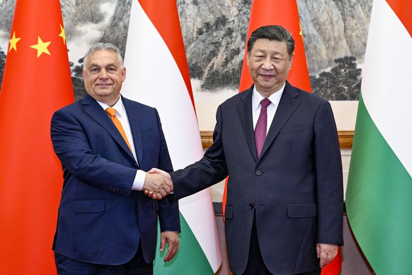 Primeiro-ministro húngaro Viktor Orban, à esquerda, cumprimenta o presidente chinês Xi Jinping antes de uma reunião na Casa de Hóspedes Estatal Diaoyutai em Pequim