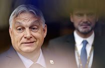 Primeiro-ministro húngaro Viktor Orban, à esquerda, chega a Bruxelas para uma cimeira da UE, a 27 de junho de 2024