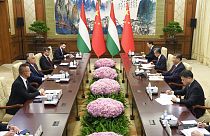 Le Premier ministre hongrois Viktor Orban échange avec le président chinois Xi Jinping lors d'un entretien bilatéral à Pékin, lundi 8 juillet 2024. 