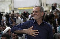 El presidente electo de Irán, Masoud Pezeshkian, celebra con sus partidarios 