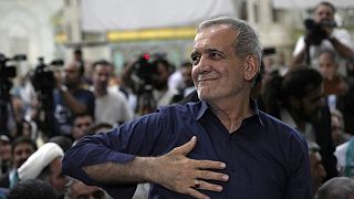 Maszúd Peszkian megválasztott iráni elnök ünnepel a támogatóival 