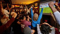 Persone festeggiano nel pub Old Justice di Londra durante lo shootout della partita dei quarti di finale tra Inghilterra e Svizzera al torneo Euro 2024 in Germania.