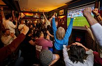Persone festeggiano nel pub Old Justice di Londra durante lo shootout della partita dei quarti di finale tra Inghilterra e Svizzera al torneo Euro 2024 in Germania.