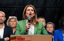 A presidente do Partido Verde, Marine Tondelier, discursa na praça da República durante um protesto contra a manifestação nacional de extrema-direita.