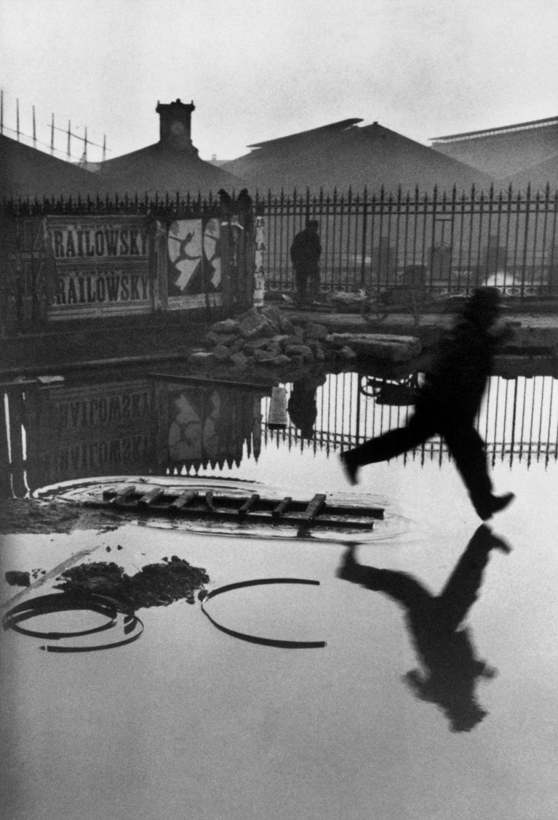 Henri Cartier-Bresson, Πίσω από τον Σταθμό Σαιν-Λαζάρ, Πλας ντε λ’Ερόπ, Παρίσι, Γαλλία, 1932. 