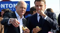 Scholz y Macron comiendo bocadillos de pescado en Hamburgo el 10 de octubre de 2023
