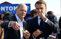 Scholz und Macron essen Fischbrötchen in Hamburg am 10. Oktober 2023