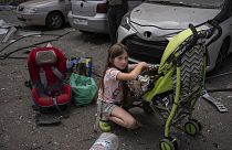 Μια δεκάχρονη προσέχει την τρίχρονη αδελφή της μετά τον βομβαρδισμό νοσοκομείου παίδων στο Κίεβο