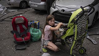 Μια δεκάχρονη προσέχει την τρίχρονη αδελφή της μετά τον βομβαρδισμό νοσοκομείου παίδων στο Κίεβο