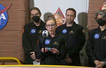 Kelly Haston, miembro de la tripulación de la primera misión CHAPEA, habla delante de otros miembros en el Centro Espacial Johnson de Houston (Texas).