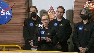 Kelly Haston, miembro de la tripulación de la primera misión CHAPEA, habla delante de otros miembros en el Centro Espacial Johnson de Houston (Texas).