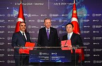 Türkiye Sanayi ve Ticaret BakanI Mehmet Fatih Kacır (solda) Cumhurbaşkanı Recep Tayyip Erdoğan(ortada) ve , BYD Yönetim Kurulu Başkanı Wang Chuanfu (sağda)