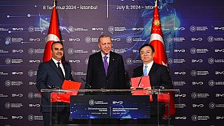 Türkiye Sanayi ve Ticaret BakanI Mehmet Fatih Kacır (solda) Cumhurbaşkanı Recep Tayyip Erdoğan(ortada) ve , BYD Yönetim Kurulu Başkanı Wang Chuanfu (sağda)