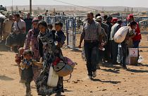  الآلاف من اللاجئين السوريين يدخلون تركيا عند بوابة معبر يومورتاليك بالقرب من سروج، تركيا، الثلاثاء، 23 سبتمبر/أيلول 2014. 