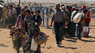 الآلاف من اللاجئين السوريين يدخلون تركيا عند بوابة معبر يومورتاليك بالقرب من سروج، تركيا، الثلاثاء، 23 سبتمبر/أيلول 2014. 