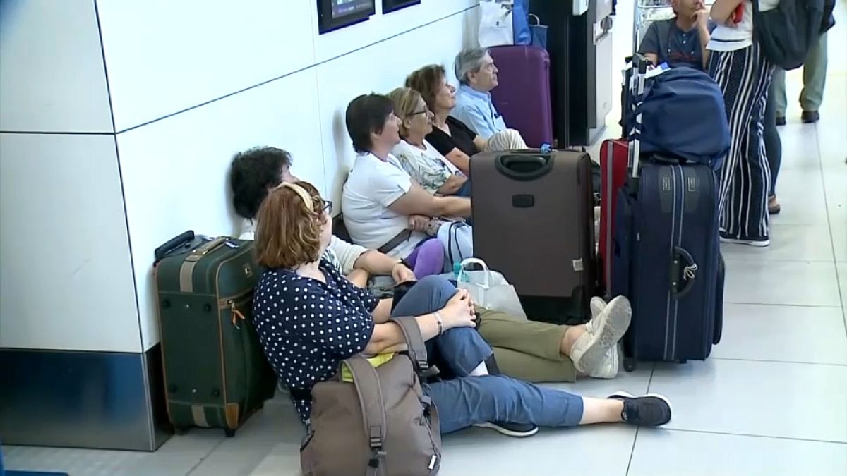 Passeggeri in attesa da ore all'aeroporto di Budapest a causa della cancellazione dei voli della compagnia Tarom dovute a una protesta dei piloti (8 luglio 2024)