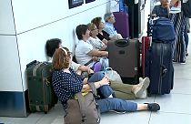 Utasok várakoznak a bukaresti reptéren