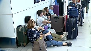 Passeggeri in attesa da ore all'aeroporto di Budapest a causa della cancellazione dei voli della compagnia Tarom dovute a una protesta dei piloti (8 luglio 2024)