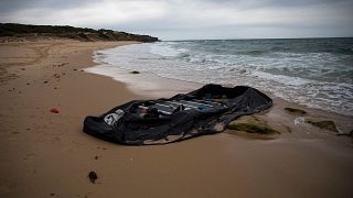 یک قایق لاستیکی که توسط مهاجران مراکشی در نزدیکی طریفه در جنوب اسپانیا دیده می شود، ۲۰۱۸