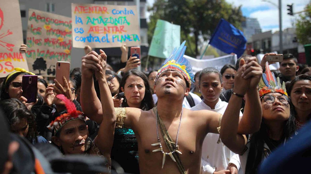 Manifestantes indígenas se unen a una protesta frente a la embajada de Brasil para pedir al entonces presidente Jair Bolsonaro, que actúe para proteger la selva amazónica.