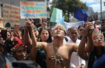 Manifestantes indígenas se unen a una protesta frente a la embajada de Brasil para pedir al entonces presidente Jair Bolsonaro, que actúe para proteger la selva amazónica.